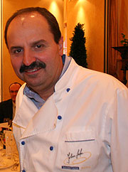 Johann Lafer (hier vor seinem Restaurant Le Val d'or in Stromberg) ist einer der Köche der Live-Kochshows (Foto: Martin Schmitz)